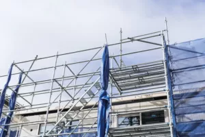 Jak prawidłowo przechowywać i transportować elementy rusztowania?